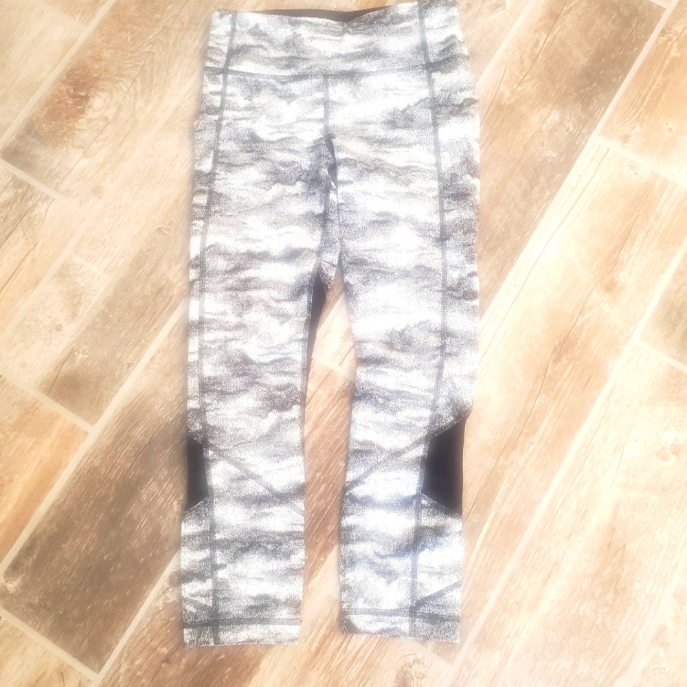 Lululemon cropped legging size 4 black and white